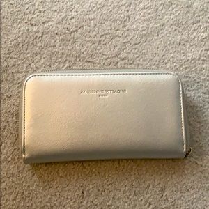 Phone charging handbag